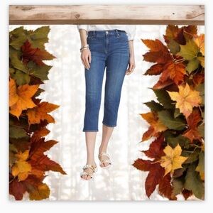 Chico's Girlfriend Denim Capri Jeans
Medium Wash Size 1.5 EUC